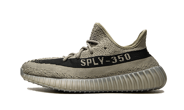 Adidas Yeezy Boost 350 V2 Granite - nant le design initial de la Yeezy Boost 350 V2, la paire présente un upper monochrome en primeknit gris qui tend vers le vert. On retrouve aussi une bande latérale noire arborant l’inscription SPLY-350 ainsi que des lacets ronds. La silhouette est conçue à partir de 50% de matériaux recyclés et dispose d’une semelle Boost à sillons semi-translucide grise. Sku : HQ2059Release date : 2023Colorway : Granite/Core Blac